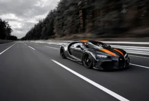 Bugatti Chiron на дороге на максимальной скорости, лес на фоне