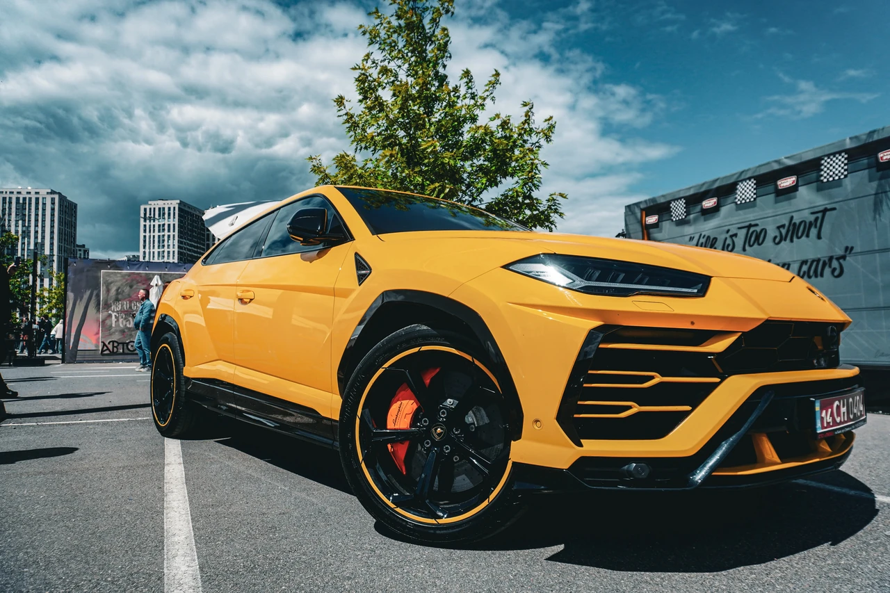 Жовтий спортивний автомобіль Lamborghini на паркінгу у світлі дня